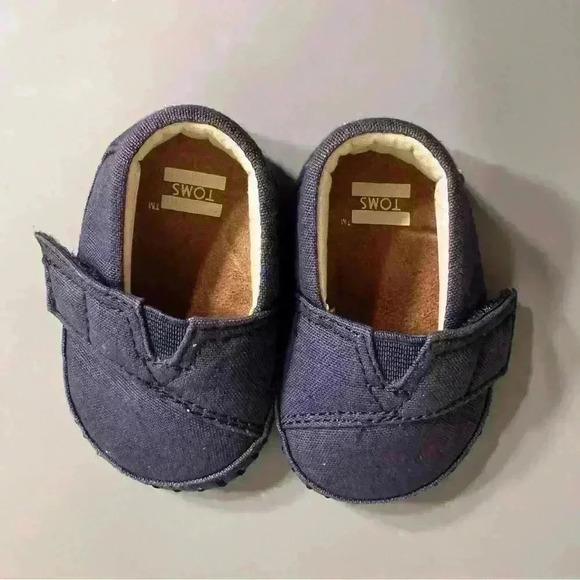 Size 1 baby boy crib flats Toms navy and tan Velcro strap moccasins no flaws - Picture 9 of 10